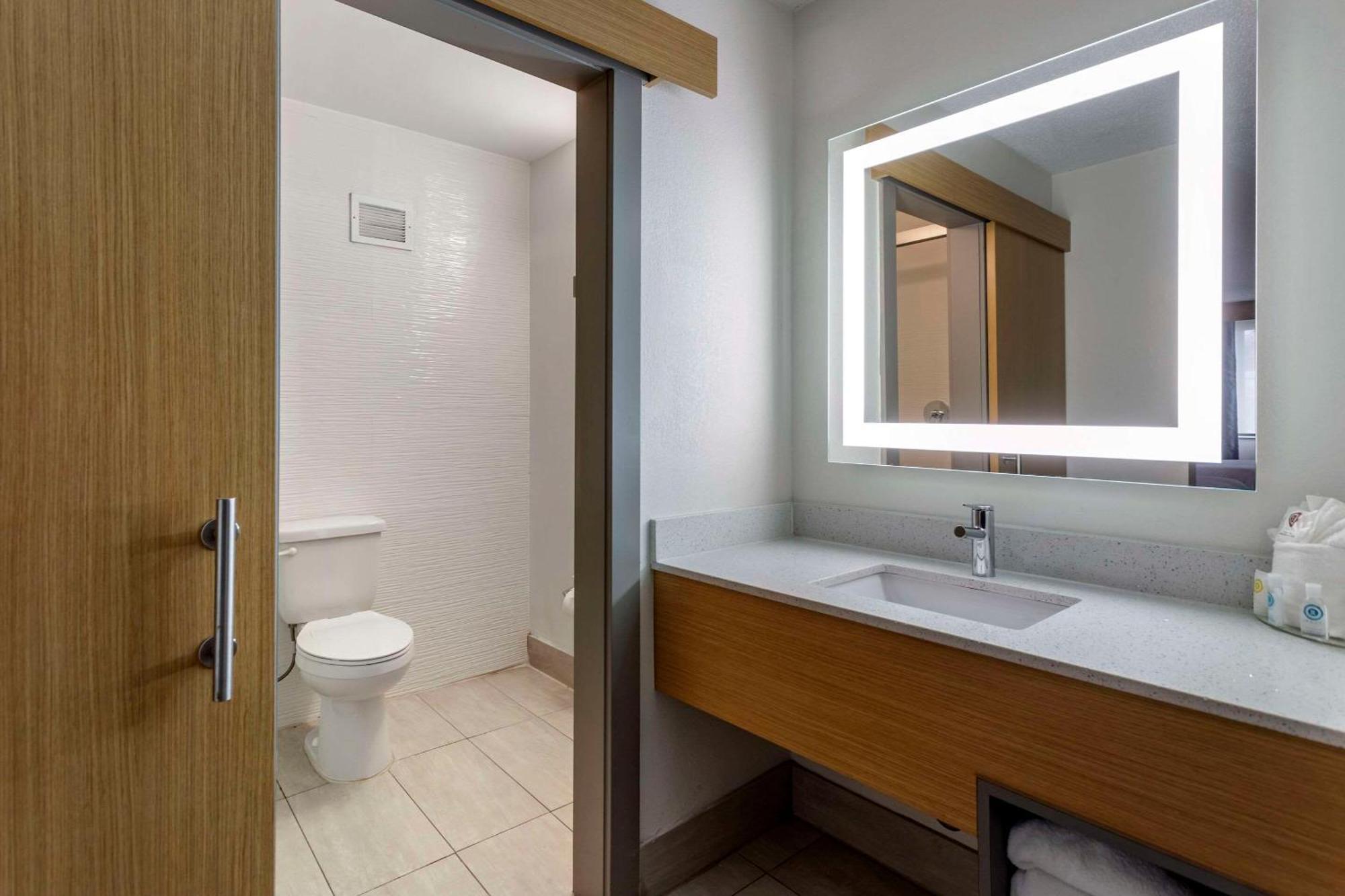 Comfort & Downtown - Stadium Hotel Nashville